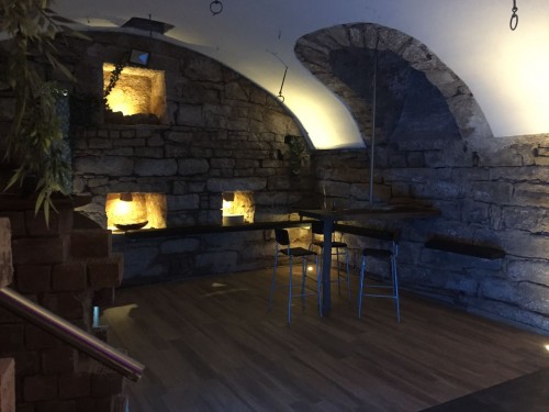 Gewölbekeller Gestaltung mit Naturstein und Lichtelementen