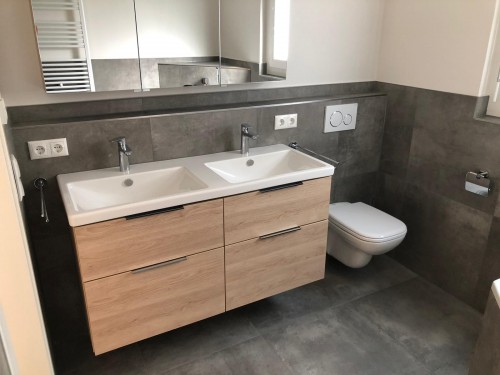 Renoviertes Bad mit Doppel-Waschtisch