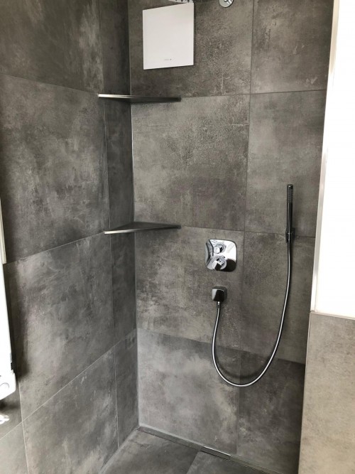 Große Fliesen in bodentiefer Dusche